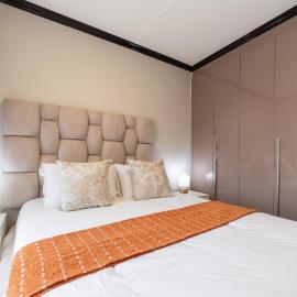 Urban luxury stay at Blue lake estate Midrand, hotel sa Midrand