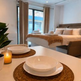 LG Luxury 14th Floor Penthouse Sky Studio - Rock Views, 5 Mins Walk to Beach