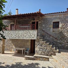 Traditional village house on Argolis for 6 persons, hotel em Kariá