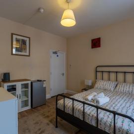 Trinity - Double Room 20 mins walk to centre, TV, kitchenette, shared bathroom