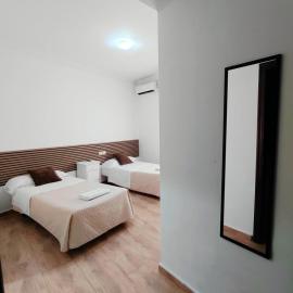 Hostal Alcarayón Pilas، فندق في Pilas