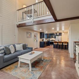 Cozy Island Escape, Patio, Central to Beaches