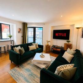 Central Cardiff Apartment - 2 Beds 2 Baths & Private Balcony