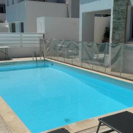 Beach Villa With Private Pool And BBQ, hotel u gradu Perivolia
