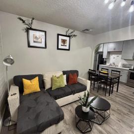 Spacious 2BR Condo, Steps to Downtown Gilbert, King Bed & Laundry, хотел в Гилбърт