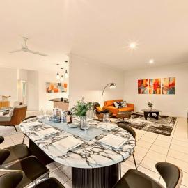 Luxe Casa North Lakes - Luxury 4BR Residence, hotel din North Lakes