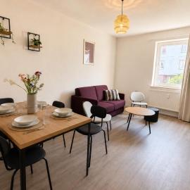 Zentrale Ferienwohnung mit Boxspringbetten, Wifi, Smart TV, Balkon, Self Check-in