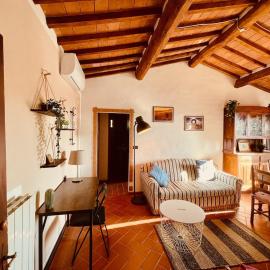 Casina del Fabbro con Vista su Colline e Mare nel Borgo Medievale