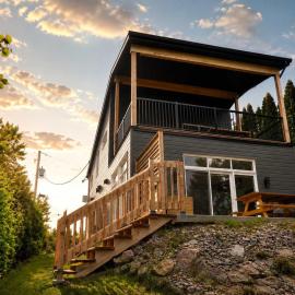 Lakefront & Stunning Views - Les 3 Soeurs, hotelli kohteessa Hébertville
