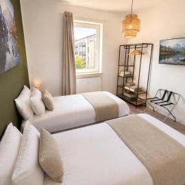 Zentrumsnahe Wohnung mit bequemen Boxspringbetten, augestattete Küche, Balkon, Self Check-in, Wifi
