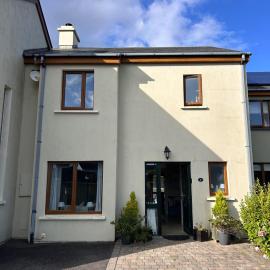 House Sleeps 6 with Parking and Patio