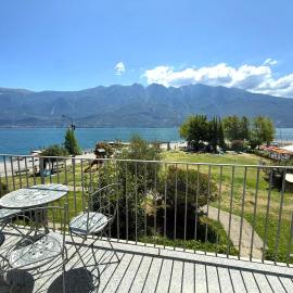 Campione Giulia Exclusive Lakefront apartment by Gardadomusmea
