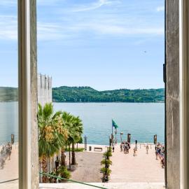 Incanto front lake elegant apartment