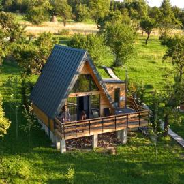 Secluded A-Frame Cabin with Private Hot Tub & Views - IezerVenture、Şelariのホテル