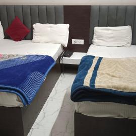 Raj Mahal Hotel, hotel di Mandāoria
