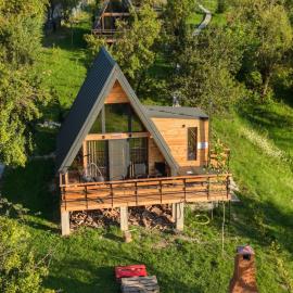Şelari में, होटल Scenic A-Frame Cabin with Private Hot Tub & Mountain View - IezerVenture