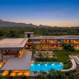 StayVista at 61 Sama with Pool, Mountain View