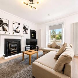 Comfortable 4-Bed Apartment in Hawick with Fast WiFi