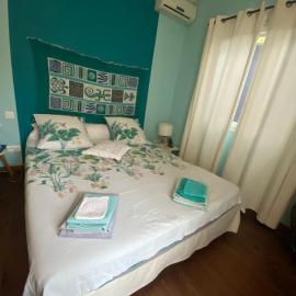 chambre indépendante au bord de la piscine