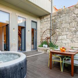 Invictus Escape – Jacuzzi & Charm in the City