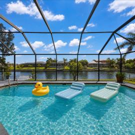 Waterfront Escape with Wild Owl Charm, Heated Pool & Pet-Friendly, hotel u gradu Kejp Koral