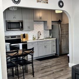 Spacious 2BR Condo, Steps to Downtown Gilbert, King Bed & Laundry, hôtel à Gilbert