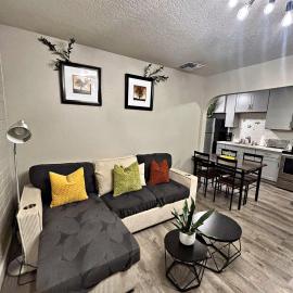 Gilbert में, होटल Spacious 2BR Condo, Steps to Downtown Gilbert, King Bed & Laundry
