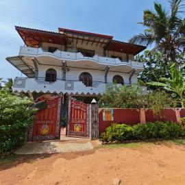 Cleopatra Rest House, hotel i Nilaveli