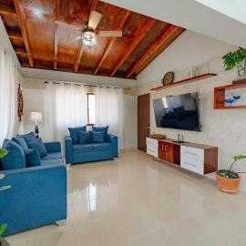 Colonial 2BR Apartment 2 mins walk to beach