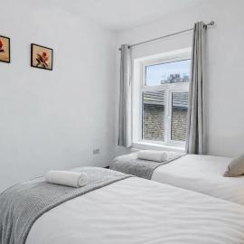 3BR Modern Croydon Space | Direct London Express!