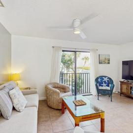 Charming condo with access to shared outdoor pool wifi & private balcony