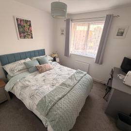 Private Double Room with Bathroom, Hot Tub & Free Parking