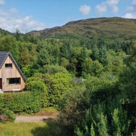 1 Bedroom Cabin with Loch & Mountain Views - Quiet Location between Glencoe & Ben Nevis, hotel a Corran