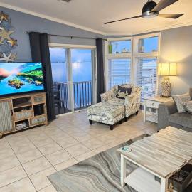 Waterfront King MSTR with 35' Seawall, SS Quartz Kitchen, Bikes, Kayaks, VIEWS! 2BR2BA, hotel en Cudjoe Key