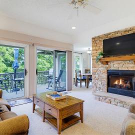 Treetop Sunset Deck, 2 Upscale King Bedrooms, Fireplace, Walk to Spa & Trails