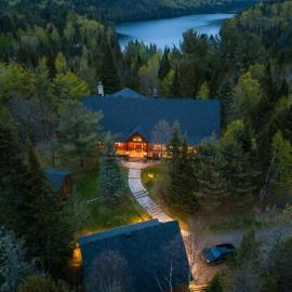 Howard Lodge & Spa, Hotel in Saint Adolphe D'Howard