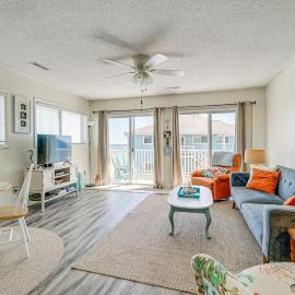 Sunny Beachfront Condo, Kure Beach, NC, hôtel à Kure Beach