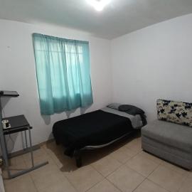 1 habitación con área comunes de la casa compartidas 7 minutos del Aeropuerto