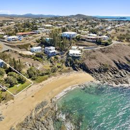 Absolute Beachfront - 2 Ensuites - Small Groups