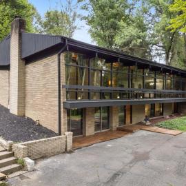 Mid-Century Estate, Sleeps 10, 2 Fireplaces, hotel Weirtonban