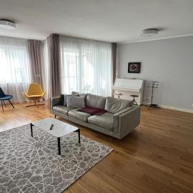 Spacious Central Apartment 110m2 with Free Parking, hotel u gradu Trenčin