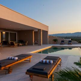Villa Salis with heated pool & sea view, hotel v mestu Košljun