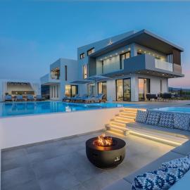 Luxury Villa Orizontes with Private Outdoor & Heated Indoor Pool, Hot Tub & Gym