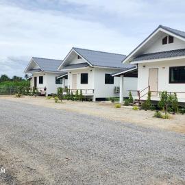 ตะวันวิลเลจ, hotel i Ban Khlong Yang