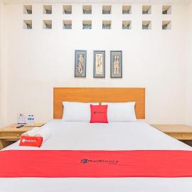 RedDoorz Plus @ Otista Garut, hotel in Garut