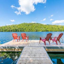 Le Grand Shack- Locations du Sommet, Hotel in Saint Adolphe D'Howard
