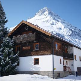 Haus Enzian, hotel din Galtür