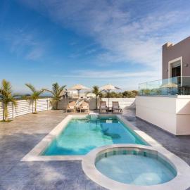 Family-Friendly Villa Elea Mare with Private Pool & BBQ, hotel i Maroulás