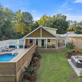 Outdoor Movie Theater/ Private POOL & Hot Tub/ Fun