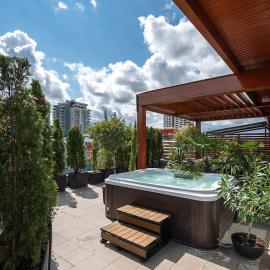 Rooftop with jacuzzi huge terraces parking AC